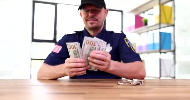 Policial Sentado Mesa Contando Dinheiro Perto Algemas Filme Câmera Lenta — Vídeo de Stock