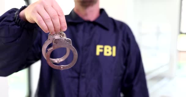 Agent Fbi Trzyma Kajdanki Przy Filmie Praca Nad Koncepcją Federalnych — Wideo stockowe