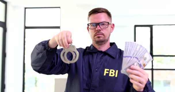 Agente Dell Fbi Con Manette Banconote Film Indagare Criminalizzare Corruzione — Video Stock