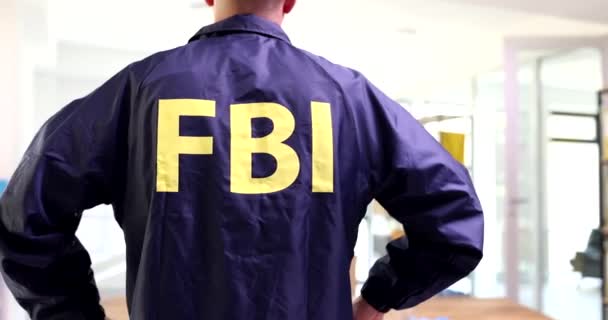 联邦调查局调查处官员身着联邦调查局制服 后视镜4K片 警察概念中的先期工作 — 图库视频影像