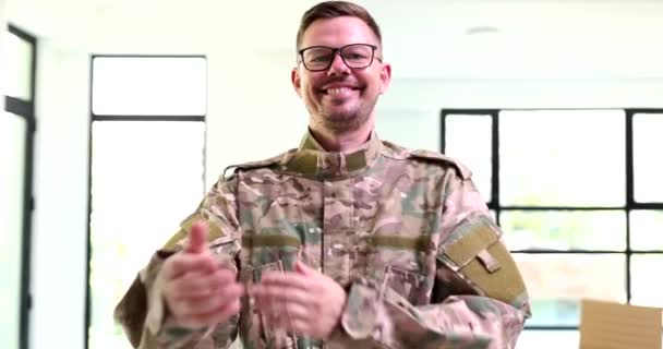 Katonai Tiszt Szemüveggel Keresztezi Karját Portré Film Katonai Munkaterv — Stock videók