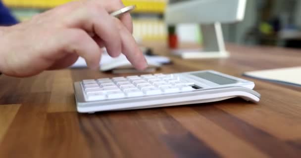 Muhasebeci Kağıda Veri Yazıyor Ofiste Filminde Hesap Makinesine Güveniyor Konsepti — Stok video