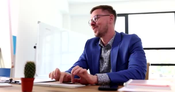 Vellykket Forretningsmann Skriver Tastatur Nyter Livet Film Begrepet Forretningssuksess Jobbtilfredshet – stockvideo