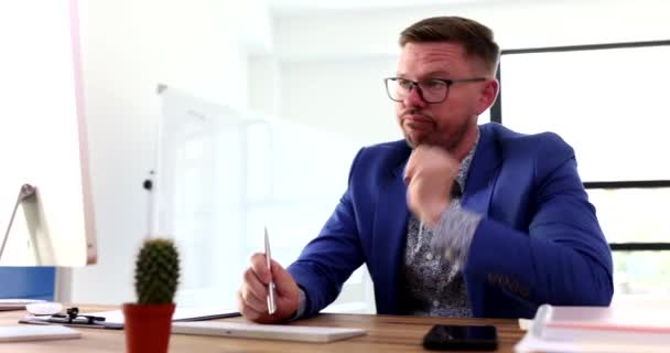 Man Manager Uttråkad Jobbet Och Skriva Med Kulspetspenna Dator Tangentbord — Stockvideo