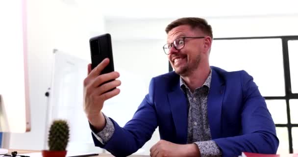 Mann Brille Und Anzug Kommuniziert Videoanruf Handy Mit Freundin Film — Stockvideo