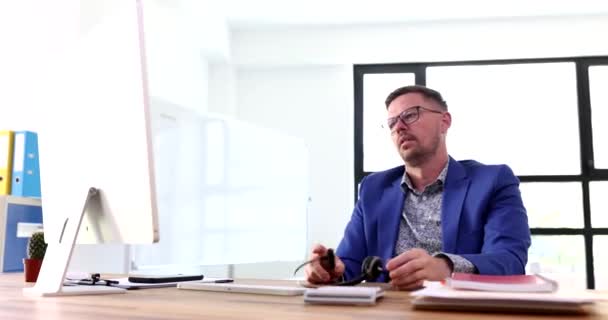Zmęczony Biznesmen Zdejmujący Słuchawki Przed Komputerem Zasypiający Film Koncepcja Zmęczenia — Wideo stockowe