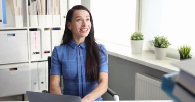 Yönetici, belgelerle ilgilenmesi için genç bayan sekretere bir sürü dosya getiriyor. Başarılı takım çalışması kavramı