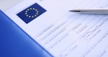 Tükenmez kalemle Schengen vize başvurusu 4K film yavaş çekim. Avrupa Birliği seyahat izni kavramı