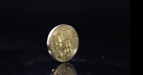 Zlatý Bitcoin Točí Černém Pozadí Koncept Těžby Kryptoměn — Stock video