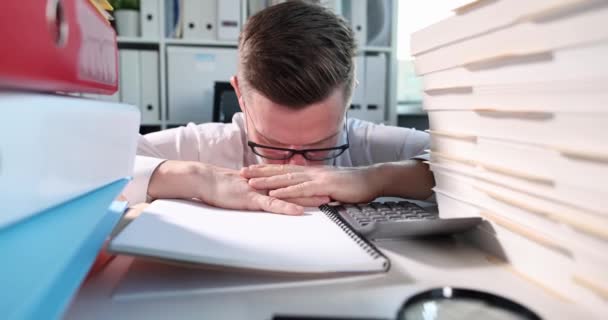 Młody Biznesmen Okularach Śpi Miejscu Pracy Nagle Się Budzi Koncepcja — Wideo stockowe