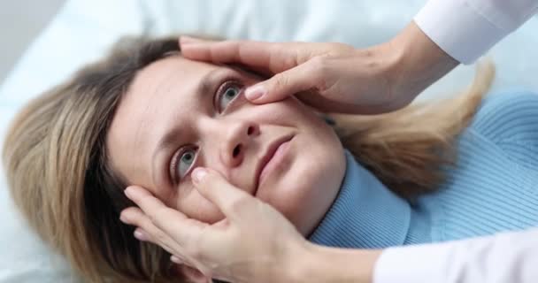 Doktor Hastanın Gözlerini Açıyor Kanepede Yatıyor Ağır Çekimde Siroz Konseptli — Stok video