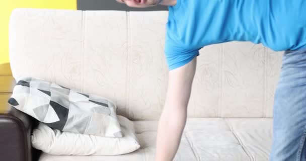 Νεαρός Πέφτει Στον Καναπέ Και Κοιμάται Ταινία Αργή Κίνηση Αυξημένη — Αρχείο Βίντεο
