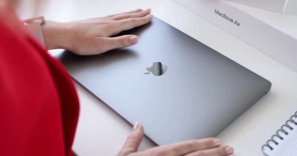 Мінськ Білорусь Листопада 2021 Щаслива Жінка Розпаковує Нову Macbook Air — стокове відео
