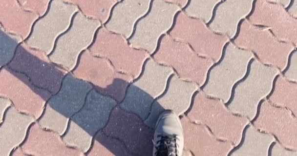 Pés Masculinos Jeans Sapatos Quentes Caminham Longo Lajes Pavimentação Caminhadas — Vídeo de Stock