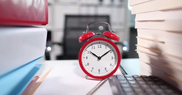 あなたのデスクトップ上の計算機やドキュメントと朝や夕方に10のための赤い目覚まし時計 時間管理と残業の概念 — ストック動画
