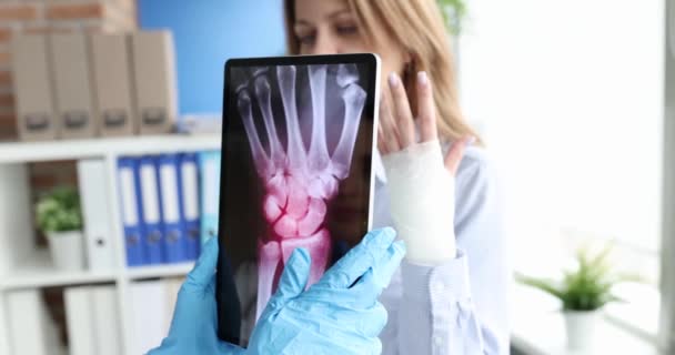 Lekarz Trzyma Tabletkę Prześwietleniem Ręki Pacjenta Bólem Stawów Nadgarstka Urazy — Wideo stockowe