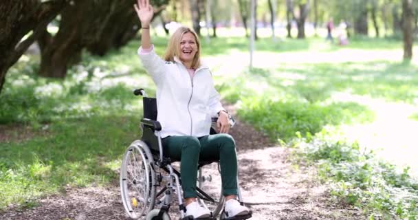 Jovem Mulher Cadeira Rodas Abraça Alegremente Homem Parque Relacionamento Amor — Vídeo de Stock