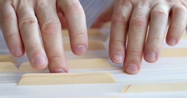 Erkek Eller Büyük Miktarda Belgeyi Inceliyor Şirket Mali Beyannameleri Tanıtımı — Stok video