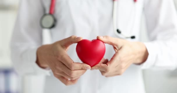 医生手握玩具红心 手握4K片慢动作 心脏病护理概念 — 图库视频影像