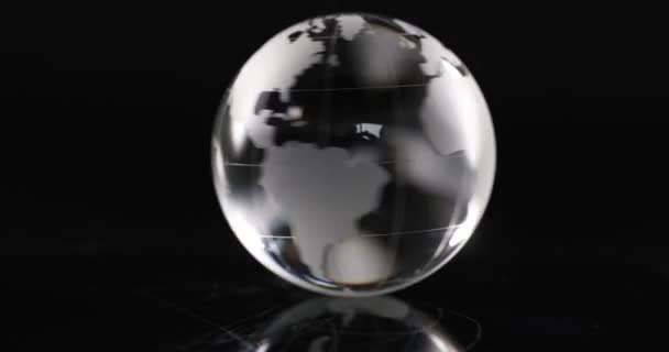 Üveg Átlátszó Labda Gömb Forog Fekete Háttér Világgazdaság Politikai Koncepció — Stock videók