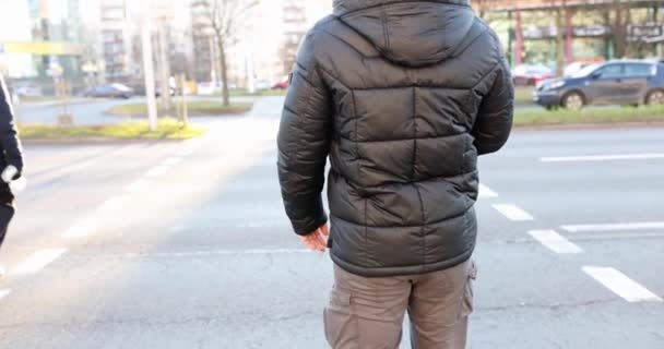 Muž Černé Bundě Přechází Silnici Přechodu Pro Chodce Bezpečnost Chodců — Stock video