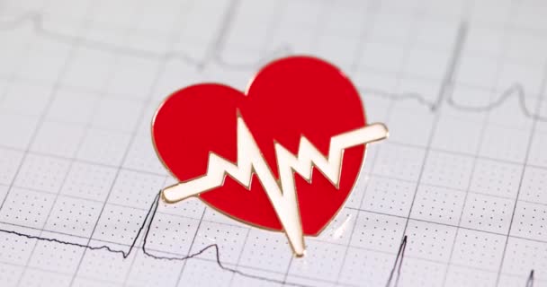 在心电图上有心脏图标 心脏和血管疾病概念 — 图库视频影像