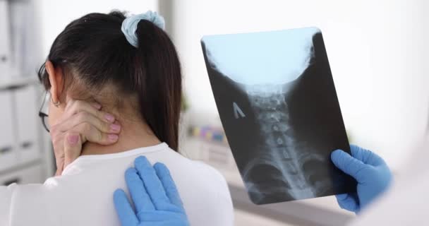 Patientin Beim Arzttermin Mit Schmerzen Der Halswirbelsäule Röntgenbild Des Halses — Stockvideo