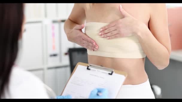 胸の痛みを伴うマンモグラフィー予約時の女性患者 哺乳類疾患の概念の診断 — ストック動画