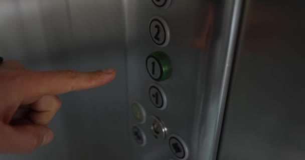 电梯里的人手压住了一号电梯电梯概念的使用 — 图库视频影像