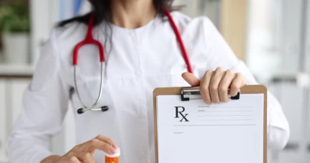 Médecin Tenant Prescription Sur Presse Papiers Bocal Médecine Gros Plan — Video
