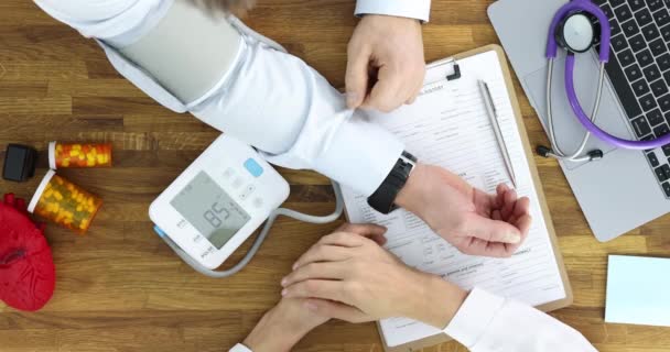 Arzt Misst Blutdruck Des Patienten Arztpraxis Automatisches Tonometer Für Druckregelungskonzept — Stockvideo