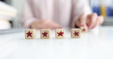 Kişi, beşinci kırmızı yıldızı negatif ya da pozitif geri bildirim ekler. Geribildirim ve öneri kavramı