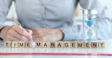 Patron, çalışanlar ve etkin zaman yönetimi için çalışma saatleri belirliyor. Fazla mesai ve son teslim tarihi kavramı