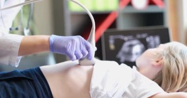 Doktor, klinikte çocuğun iç organlarını ultrasonla muayene ediyor. Çocuk konsepti üzerine kapsamlı tarama çalışması