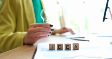 Bilgisayarda çalışan bir ampulü tutan kişiye yakın çekim. İş konsepti için yeni fikirler