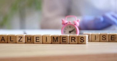 Küp tanısı konusunda yaşlı kişide Alzheimer hastalığı olduğu söyleniyor. Alzheimer Hastalığı Tedavi Konsepti Doktoru