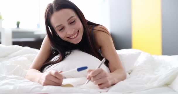 Mujer Feliz Con Prueba Embarazo Dormitorio Tomando Notas Diario Concepto — Vídeo de stock