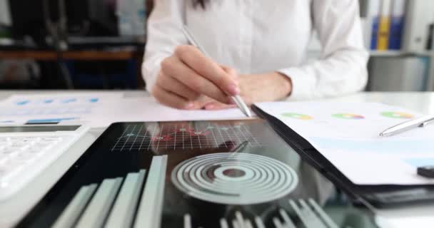 女商人在平板电脑上的商业图表中做笔记 财务报告和分析概念 — 图库视频影像