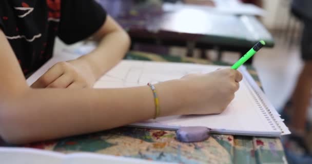 Fille Dessine Sur Papier Croquis Dessin Avec Crayon Leçon Intérieur — Video