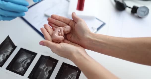 Ginecologista Mulher Modelo Feto Humano Mão Criança Recusa Aborto Gravidez — Vídeo de Stock