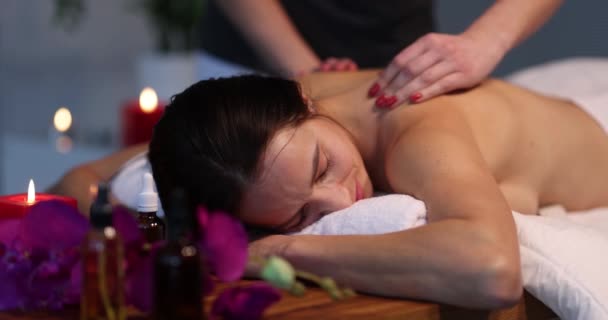 Beautiful Young Woman Enjoying Massage Spa Masseuse Services Therapeutic Back — Stockvideo