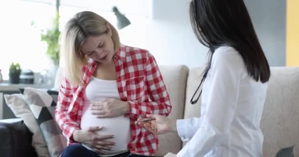 Zwangere Vrouw Communiceert Met Gynaecoloog Zittend Bank Negende Maand Zwangerschap — Stockvideo