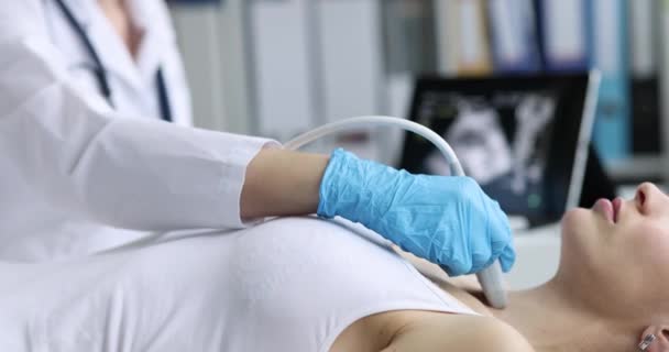 Doktor Provádí Ultrazvuk Štítné Žlázy Klinice Koncept Onemocnění Štítné Žlázy — Stock video