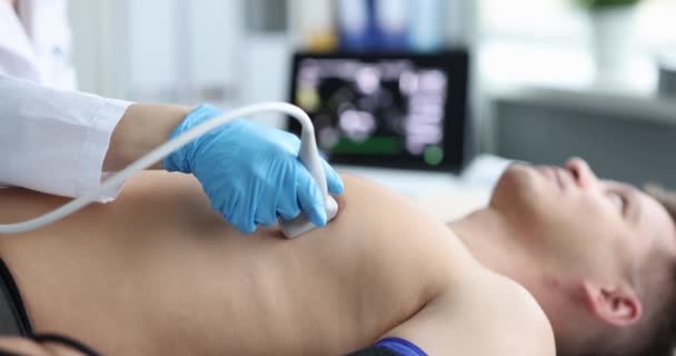 Arzt Hält Ultraschallgerät Auf Männlicher Brust Patientenherz Krankenhauszimmerkonzept Prüfen — Stockvideo