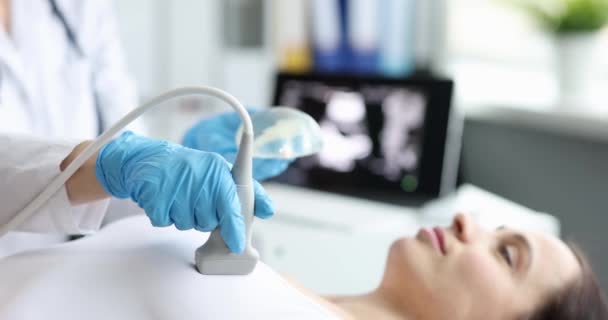 Onderzoek Van Vrouwelijke Borst Moderne Echografie Medische Apparatuur Diagnose Van — Stockvideo