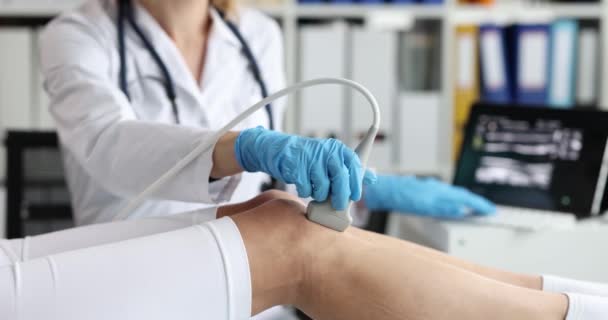 Médico Realiza Examen Por Ultrasonido Rodilla Del Paciente Clínica Diagnóstico — Vídeo de stock