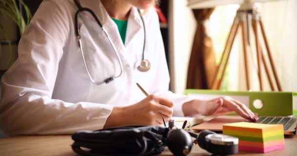 Orvos Jegyzeteket Készít Egy Laptopról Beltéri Asztalnál Orvosi Oktatás Koncepciója — Stock videók