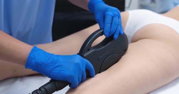 Žena Podstupuje Laserovou Proceduru Odstraňování Chloupků Nohách Salonu Krásy Detailně — Stock video