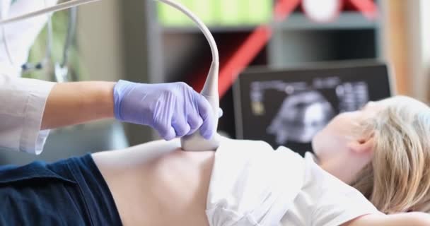 Läkaren Utför Ultraljudsundersökning Inre Organ Barn Kliniken Närbild Omfattande Screeningstudie — Stockvideo