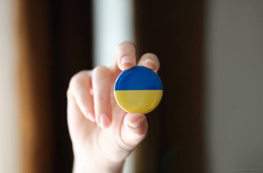 Ukrayna bayrağı kadın elinde. Ukrayna ve Ukrayna kavramını desteklemek ve gönüllü olmak